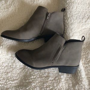 Like new American Rag ankle boots